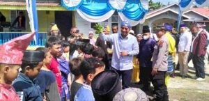 Sekretaris DPD PAN Langkat, Surkani, S.E, sedang menempung tawar anak-anak dalam kegiatan Baksos yang diselenggarakan Lembaga Laskar Melayoe. (Putra-Dberita.ID)