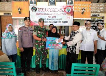 Babinsa Koramil Udanawu Dampingi Penyaluran BLT DD di Wilayah Binaannya