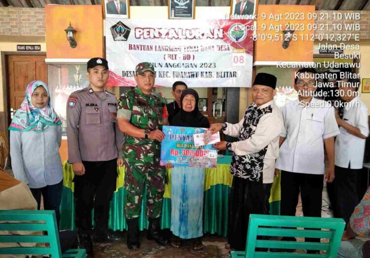 Babinsa Koramil Udanawu Dampingi Penyaluran BLT DD di Wilayah Binaannya