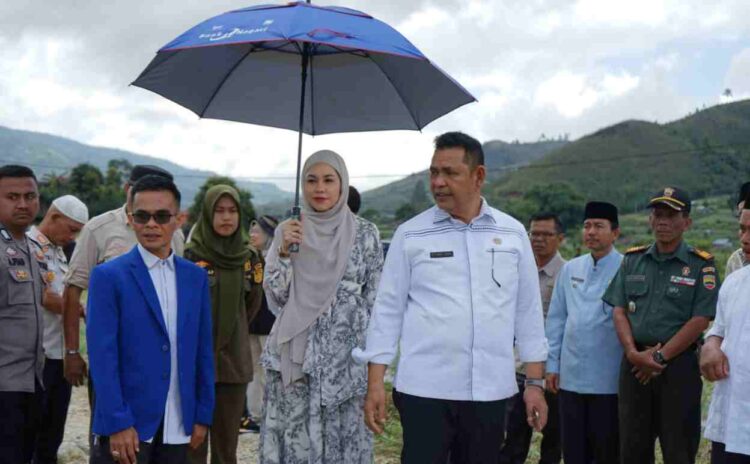 Bupati Solok dan Anggota DPR-RI Tinjau Pembangunan Jalan