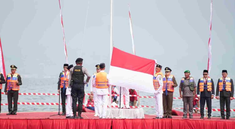 Bupati Solok Pimpin Peringatan HUT RI Ke-78 Dilapangan Terapung Danau Singkarak