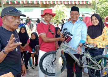 Bacaleg PAN Langkat Surkani, Serahkan Hadiah Utama Sepeda untuk Jalan Sehat di Desa Pematang Tengah