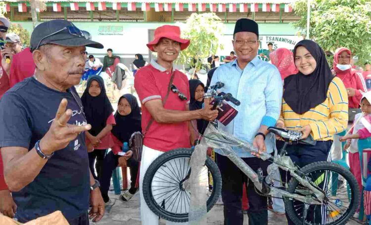 Bacaleg PAN Langkat Surkani, Serahkan Hadiah Utama Sepeda untuk Jalan Sehat di Desa Pematang Tengah