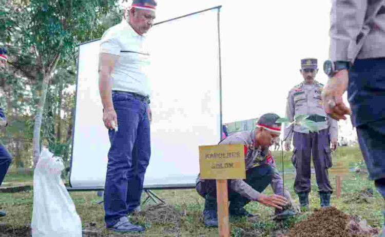 Bupati Solok dan Kapolres Laksanakan Penghijauan Serentak dengan Menanam Pohon