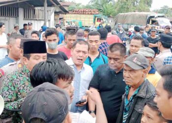 Puluhan Warga Desa Paya Perupuk Demo di Jalan Provinsi dan Stop Truk Bertonase Melebihi Muatan