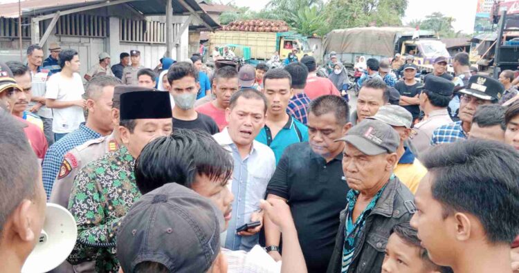 Puluhan Warga Desa Paya Perupuk Demo di Jalan Provinsi dan Stop Truk Bertonase Melebihi Muatan