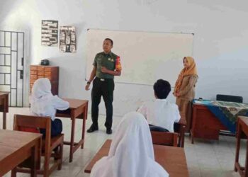 Berikan Wawasan Kebangsaan, Anggota Koramil Garum Laksanakan Kegiatan “Babinsa Masuk Sekolah”