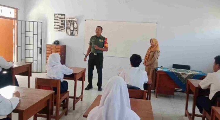 Berikan Wawasan Kebangsaan, Anggota Koramil Garum Laksanakan Kegiatan “Babinsa Masuk Sekolah”