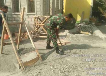 Babinsa Koramil Wlingi Bantu Bangun Rumah Warga