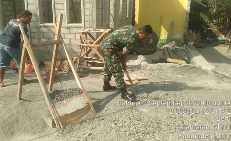 Babinsa Koramil Wlingi Bantu Bangun Rumah Warga