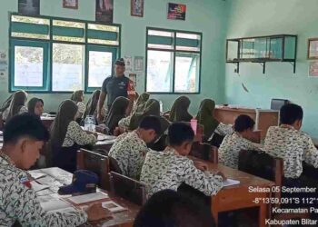 Babinsa Koramil 0808/18 Panggungrejo, Sertu Indro Widakdo memberikan Wawasan kebangsaan (Wasbang) kepada siswa siswi di SMPN 2 Panggungrejo, Blitar. (Ril-Dberita.ID) 