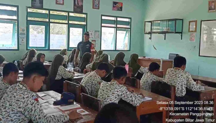 Babinsa Koramil 0808/18 Panggungrejo, Sertu Indro Widakdo memberikan Wawasan kebangsaan (Wasbang) kepada siswa siswi di SMPN 2 Panggungrejo, Blitar. (Ril-Dberita.ID)