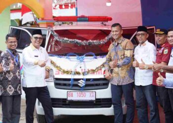 PLN Unit Induk Distribusi Sumbar Serahkan Bantuan 1 Unit Mobil Ambulance ke Nagari Sibarambang