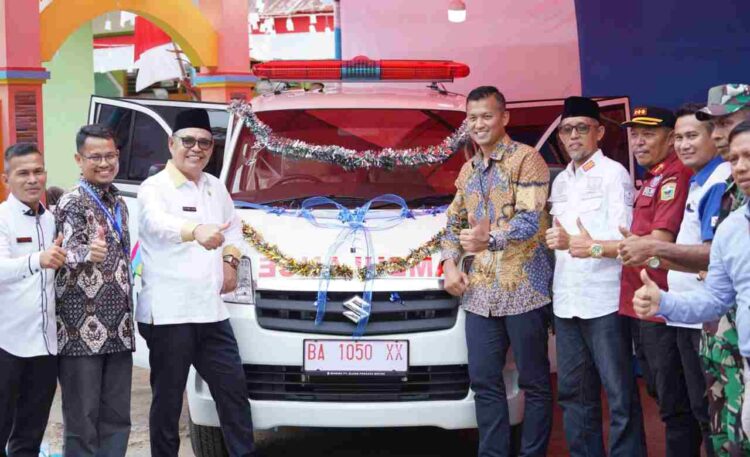 PLN Unit Induk Distribusi Sumbar Serahkan Bantuan 1 Unit Mobil Ambulance ke Nagari Sibarambang
