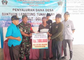 Babinsa Koramil Udanawu Dampingi Kegiatan Penyaluran BLT Dana Desa