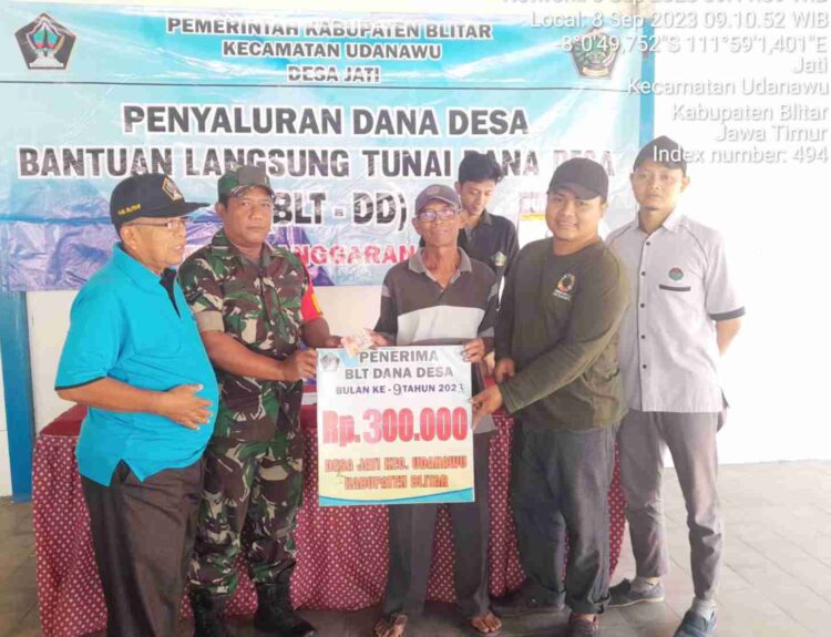 Babinsa Koramil Udanawu Dampingi Kegiatan Penyaluran BLT Dana Desa