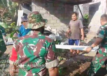 Babinsa Koramil Kesamben-Blitar, Bantu Perbaiki Rumah Warga