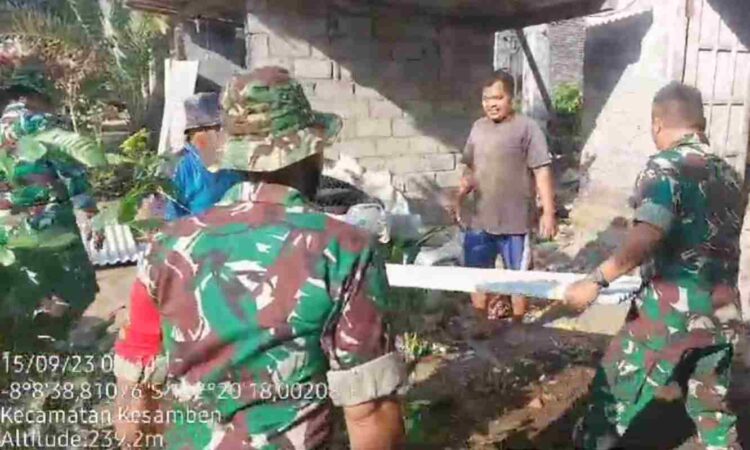 Babinsa Koramil Kesamben-Blitar, Bantu Perbaiki Rumah Warga