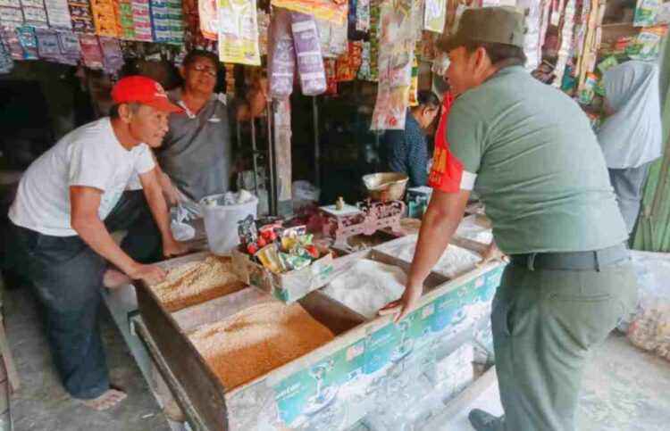 Babinsa Koramil Udanawu Cek Harga Sembako di Wilayah Binaannya