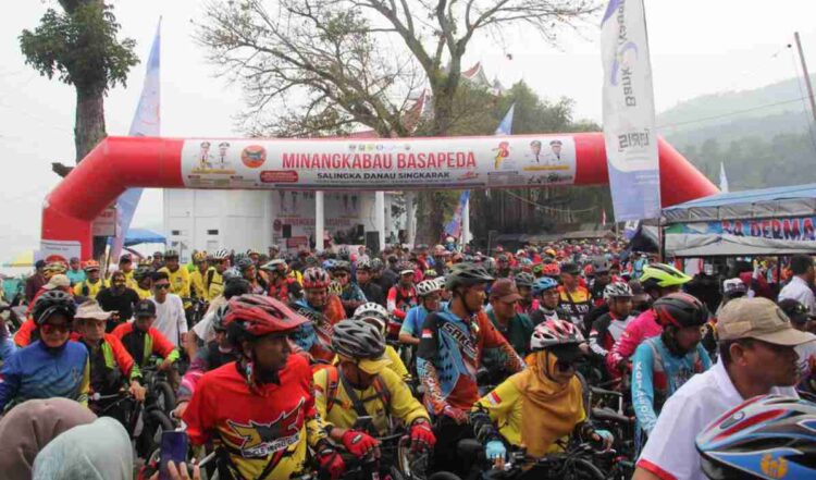 Seribuan Peserta Ikuti Minangkabau Basapeda Salingka Danau Singkarak