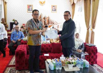 Bupati Solok Serahkan Piagam Penghargaan dan Ucapkan Terimakasih 