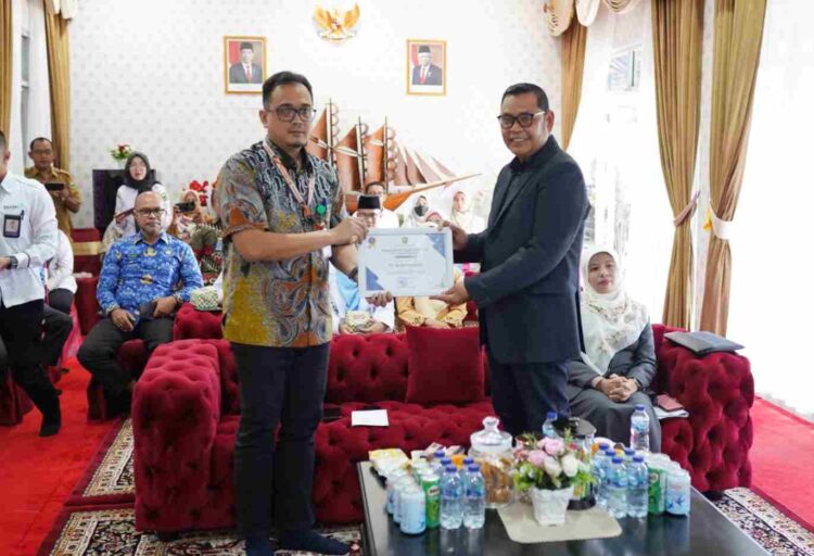 Bupati Solok Serahkan Piagam Penghargaan dan Ucapkan Terimakasih