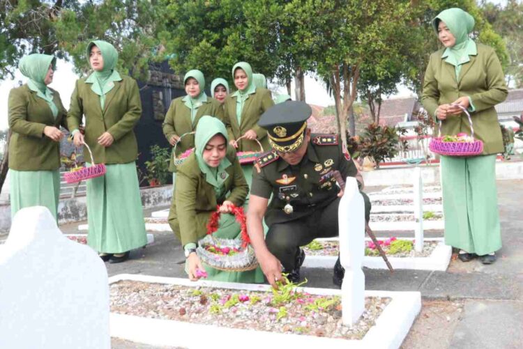 Jelang Peringatan HUT Ke-78 TNI Tahun 2023, Kodim Blitar Ziarah ke TMP Raden Wijaya