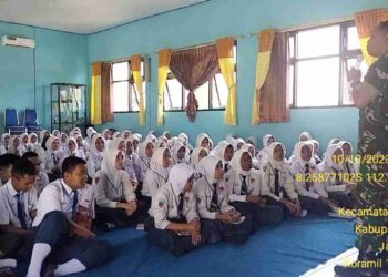 Wujudkan Generasi Muda yang Berkualitas, Anggota Koramil Bakung Berikan Wasbang di Sekolah