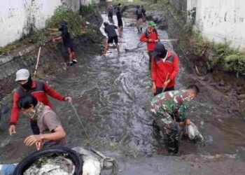 Babinsa Koramil Sananwetan dan Warga Laksanakan Pembersihan Sungai