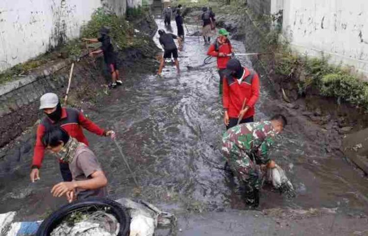 Babinsa Koramil Sananwetan dan Warga Laksanakan Pembersihan Sungai