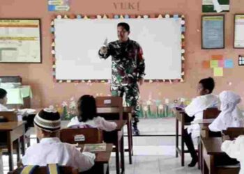 Cegah Bullying, Anggota Koramil Kademangan Laksanakan Kegiatan Babinsa Masuk Sekolah