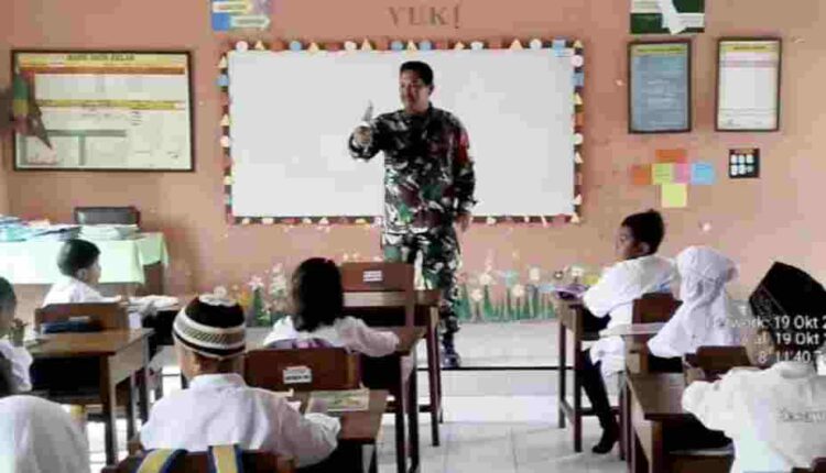 Cegah Bullying, Anggota Koramil Kademangan Laksanakan Kegiatan Babinsa Masuk Sekolah