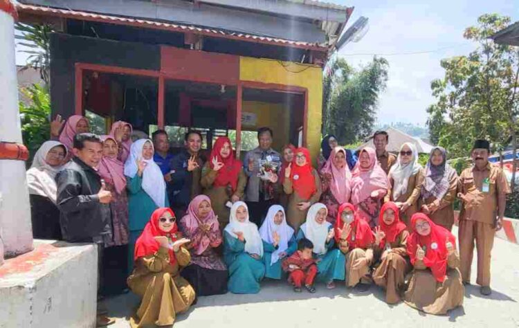 Tim Surveyor Re-Akreditasi UPT Puskesmas Alahan Panjang Lakukan Pemeriksaan Dokumen