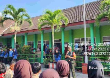Peduli Generasi Muda, Babinsa Koramil Sananwetan Berikan Pengarahan ke Siswa-Siswi
