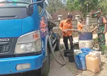 Dampak Kemarau, BPBD Kabupaten Blitar dan Babinsa Droping Air Bersih ke Warga