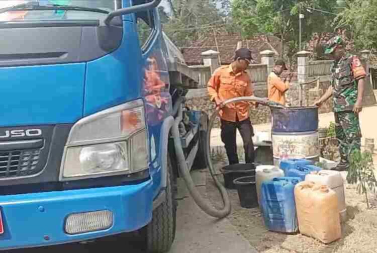 Dampak Kemarau, BPBD Kabupaten Blitar dan Babinsa Droping Air Bersih ke Warga