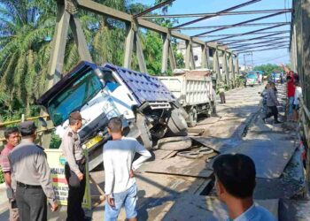 Truk Anjlok di Jembatan, Polsek Padang Tualang Laksanakan Pam dan Atur Lalulintas