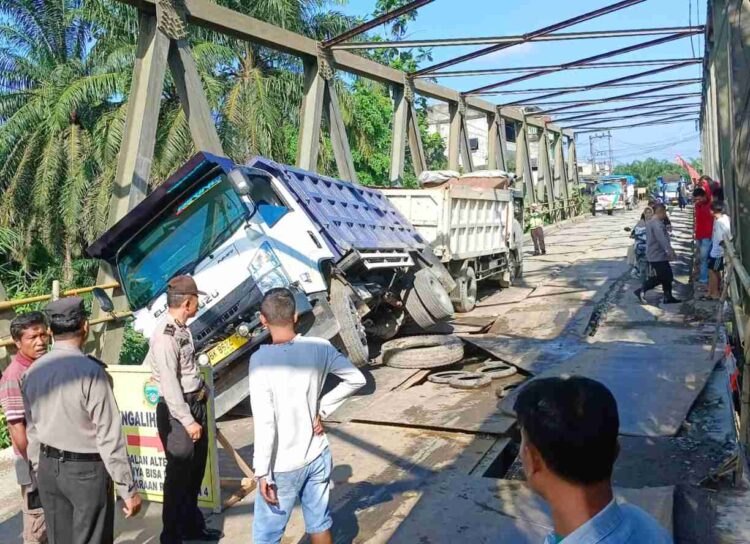 Truk Anjlok di Jembatan, Polsek Padang Tualang Laksanakan Pam dan Atur Lalulintas