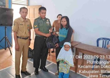 Babinsa Koramil Doko, Laksanakan Pendampingan Pembagian Gizi Tambahan Bagi Balita Stunting