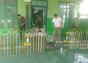 Peduli Kebersihan, Anggota Koramil Wlingi Lakukan Pembersihan Mushola Ar Rohmah di Kelurahan Beru