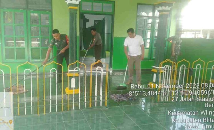 Peduli Kebersihan, Anggota Koramil Wlingi Lakukan Pembersihan Mushola Ar Rohmah di Kelurahan Beru