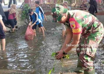 Minggu Bersih, Babinsa Koramil Sananwetan dan Warga Kerja Bakti Bersihkan Sungai