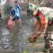 Minggu Bersih, Babinsa Koramil Sananwetan dan Warga Kerja Bakti Bersihkan Sungai