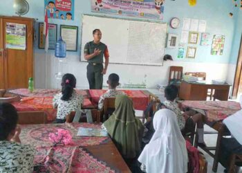 Peduli Generasi Muda, Anggota Pos Selopuro Laksanakan Kegiatan Babinsa Masuk Sekolah