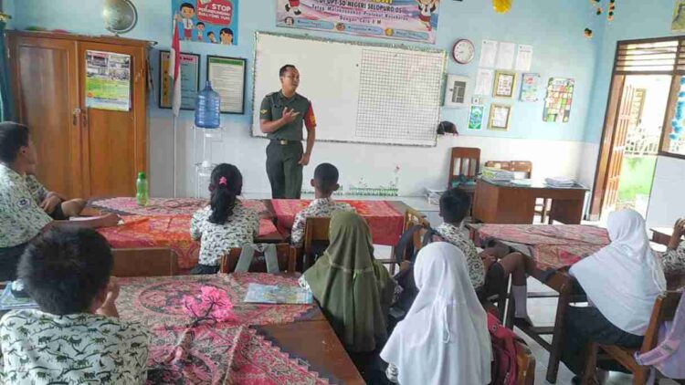 Peduli Generasi Muda, Anggota Pos Selopuro Laksanakan Kegiatan Babinsa Masuk Sekolah