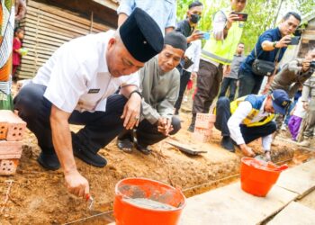 Apriyadi Bantu Bedah Rumah Sumarji Warga Desa Talang Mandung