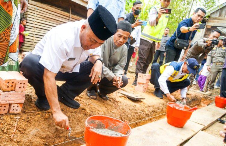 Apriyadi Bantu Bedah Rumah Sumarji Warga Desa Talang Mandung