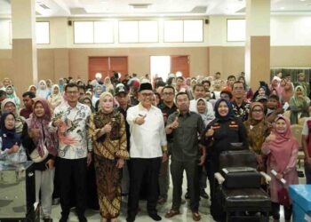 Bupati Solok Serahkan Bantuan Peralatan UMKM Kepada Pelaku Usaha