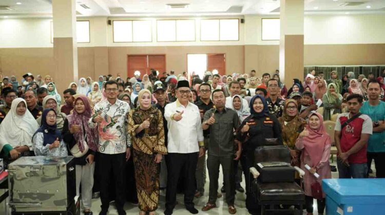 Bupati Solok Serahkan Bantuan Peralatan UMKM Kepada Pelaku Usaha