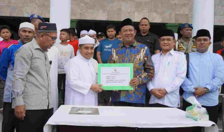 Plt Bupati Langkat Serahkan Tiga Ekor Sapi untuk Haul Ke-100 Tuan Guru Babussalam